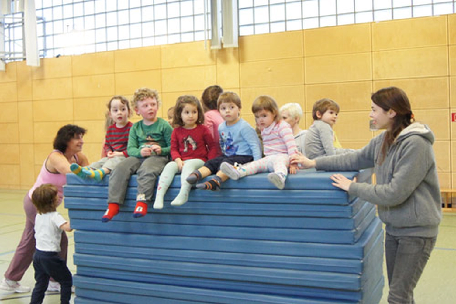 Tus Maccabi E.v Düsseldorf Eltern und Kinder beim Turnen