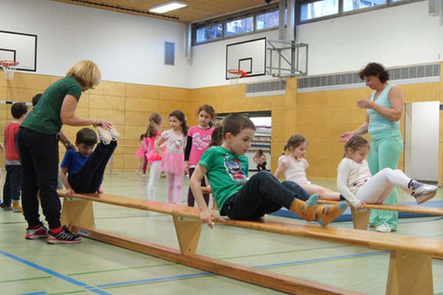 Tus Maccabi E.v Düsseldorf Eltern und Kinder beim Turnen